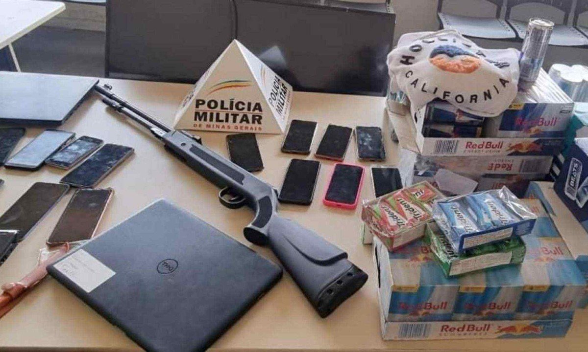 Celulares, notebooks, bebidas e chicletes foram recuperados pela Polícia Militar
 -  (crédito: Reprodução / Polícia Militar)