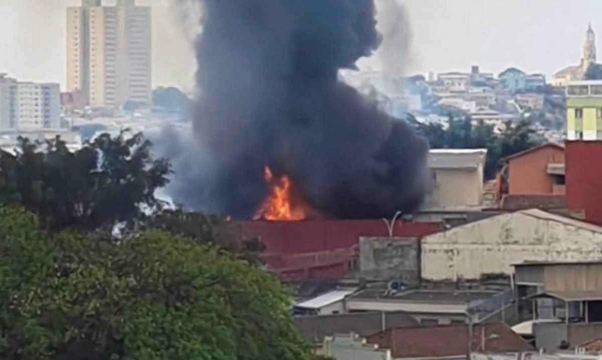 Incêndio provocou uma coluna de fumaça preta -  (crédito: Reprodução/Redes Sociais)