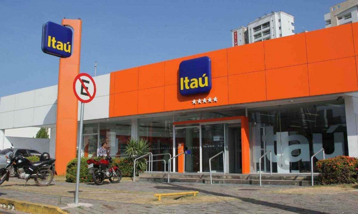 Agência do Itaú é invadida na madrugada desta segunda (23), no Centro de Mateus Leme (MG) -  (crédito: Honório Moreira/OIMP/D.A Press)