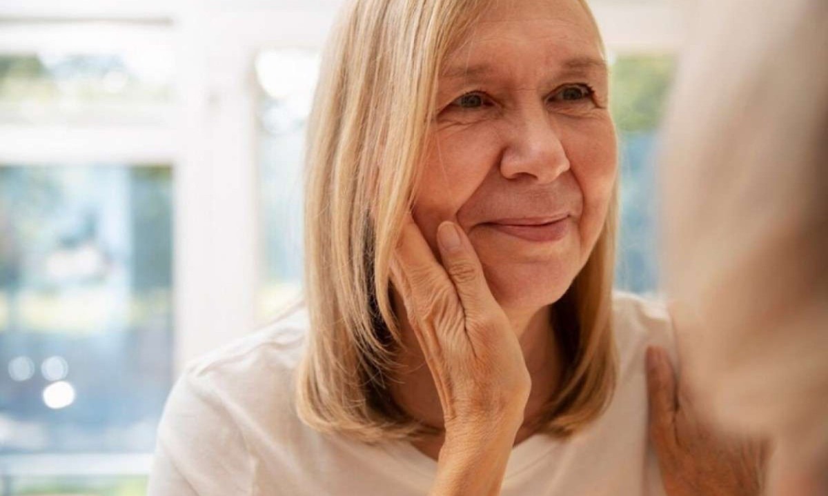 Embora as mudanças durante a menopausa sejam naturais, a dermatologia oferece uma ampla gama de soluções para amenizar esses impactos -  (crédito: Freepik)