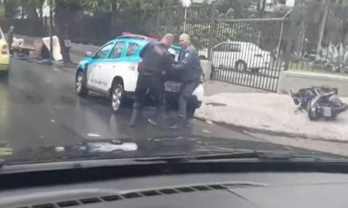 Frame de vídeo que flagrou ação duvidosa de policiais militares ao deter um motoboy no Rio de Janeiro -  (crédito: Reprodução / Redes sociais)