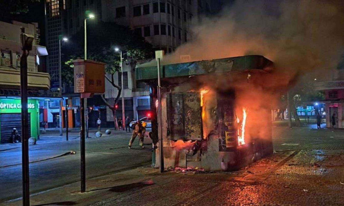O Corpo de Bombeiros conteve as chamas, mas a banca foi destruída -  (crédito: Reprodução/ Corpo de Bombeiros )