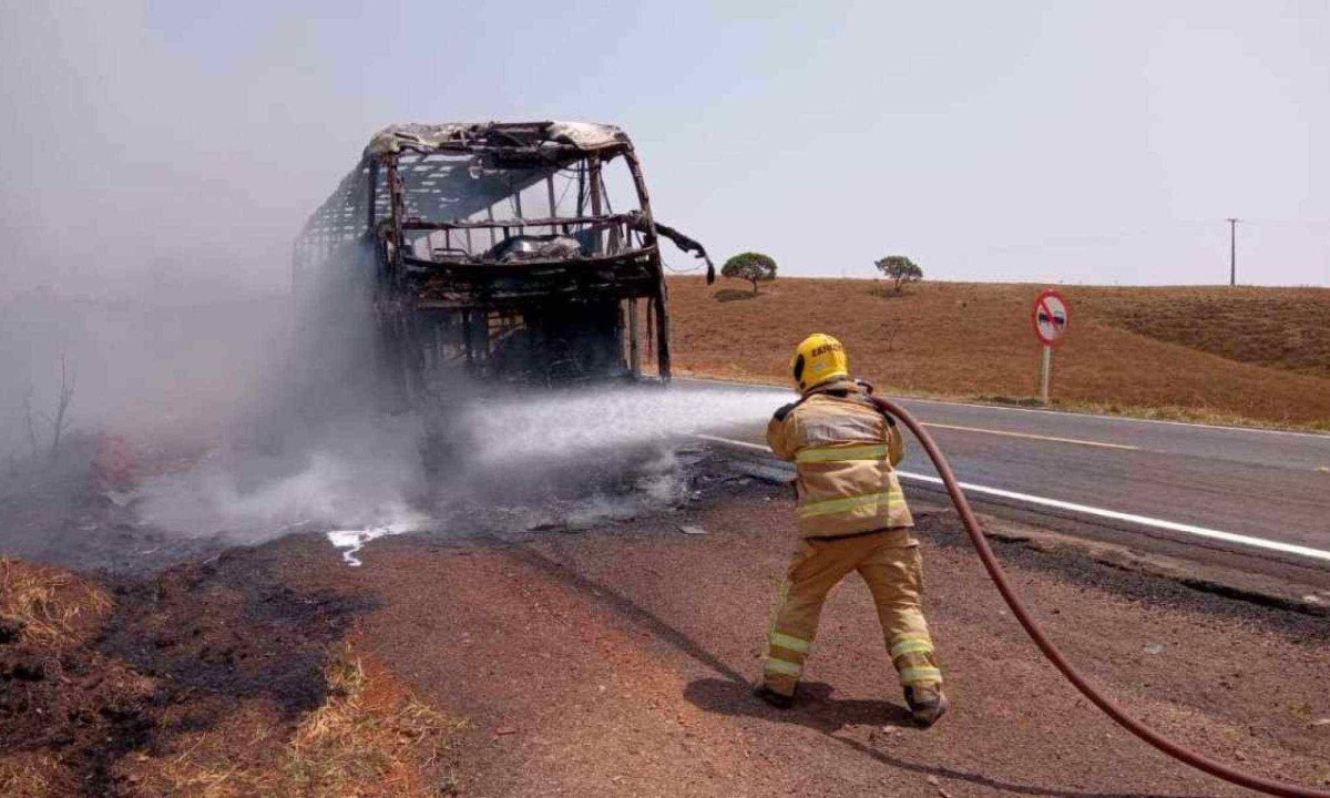 Incêndio destruiu ônibus de turismo em Araxá -  (crédito: Divulgação/CBMMG)