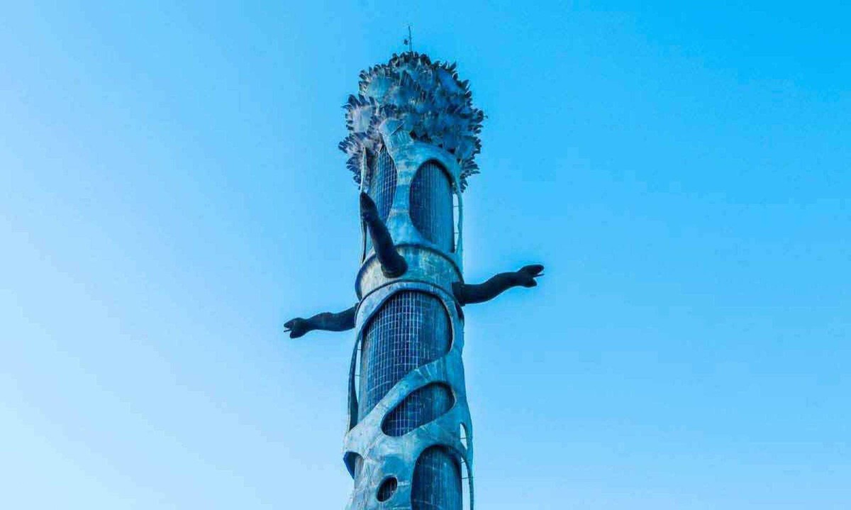 A "Torre de cristal", com 32 metros de altura, instalada no Marco Zero do Recife, é um dos trabalhos emblemáticos do artista pernambucano Francisco Brennand (1927-2019) -  (crédito: Hannah Carvalho/Divulgação)