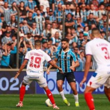 Pepê em ação pelo Grêmio em um dos seus últimos momentos como titular -  (crédito:  Luiz Erbes)