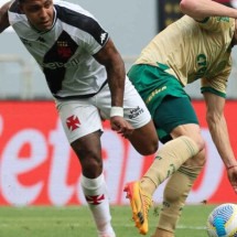  O jogador Agust..n Giay, da SE Palmeiras, disputa bola com o jogador do CR Vasco da Gama, durante partida v..lida pela vig..sima s..tima rodada, do Campeonato Brasileiro, S..rie A, na Arena BRB Man.. Garrincha. (Foto: Cesar Greco/Palmeiras/by Canon)
     -  (crédito:  CESAR GRECO)