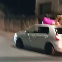 BH: mulher é flagrada "andando" no teto do carro do pai; veja o vídeo - Redes Sociais/Reprodução