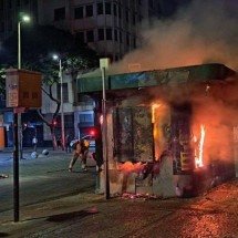 BH: incêndio destrói banca de jornal no centro da capital; veja o vídeo - Reprodução/ Corpo de Bombeiros 