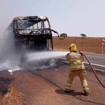 MG: Ônibus com destino a Pernambuco é destruído pelas chamas  - Divulgação/CBMMG