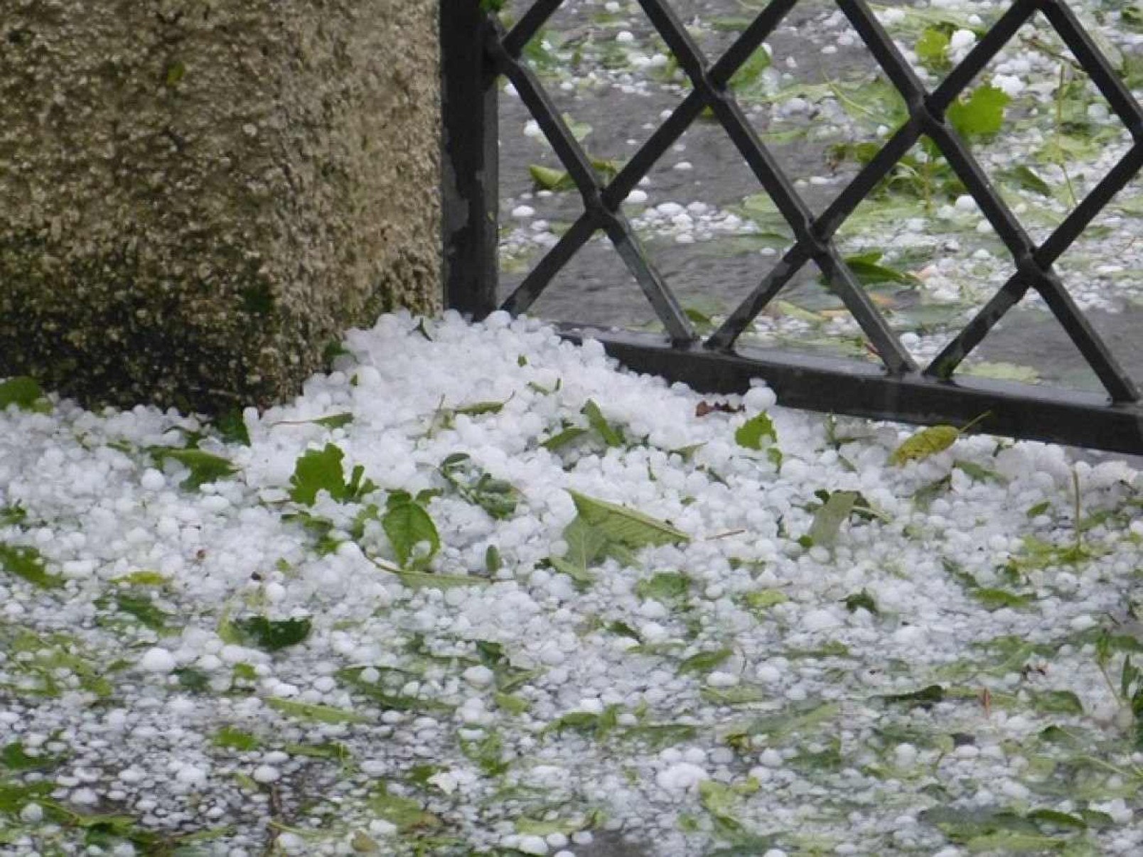 Cidades registram queda de granizo e têm alerta de temporais