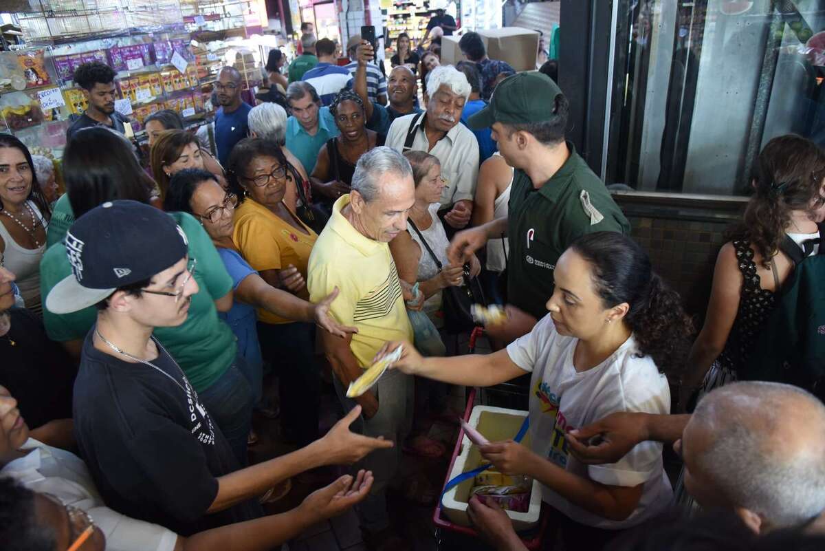 Picolé gratuito no Mercado Central atrai mar de gente no dia do sorvete