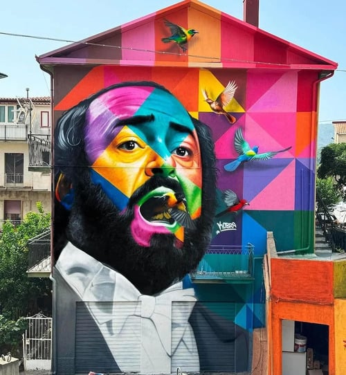 O artista brasileiro Eduardo Kobra inaugurou um mural em homenagem ao lendário tenor italiano Luciano Pavarotti (1935-2007). 
 -  (crédito: Reprodução)