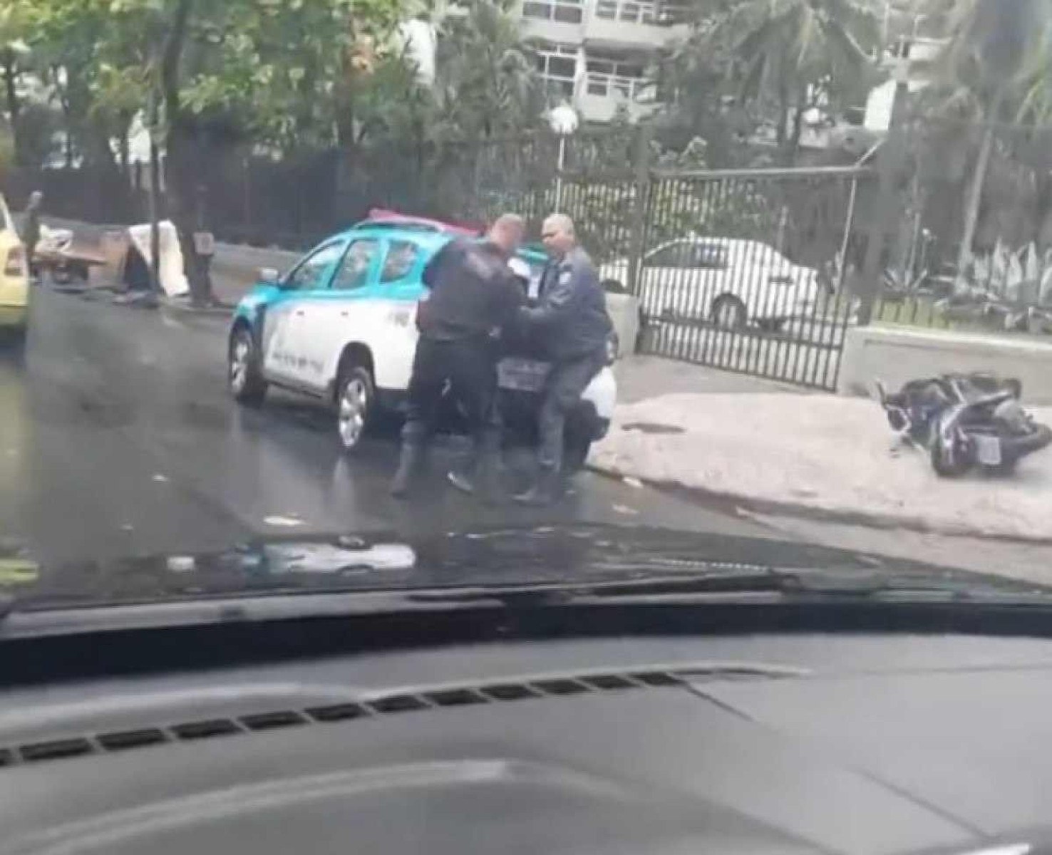 PM apura conduta de agentes durante prisão de motoboy no Rio