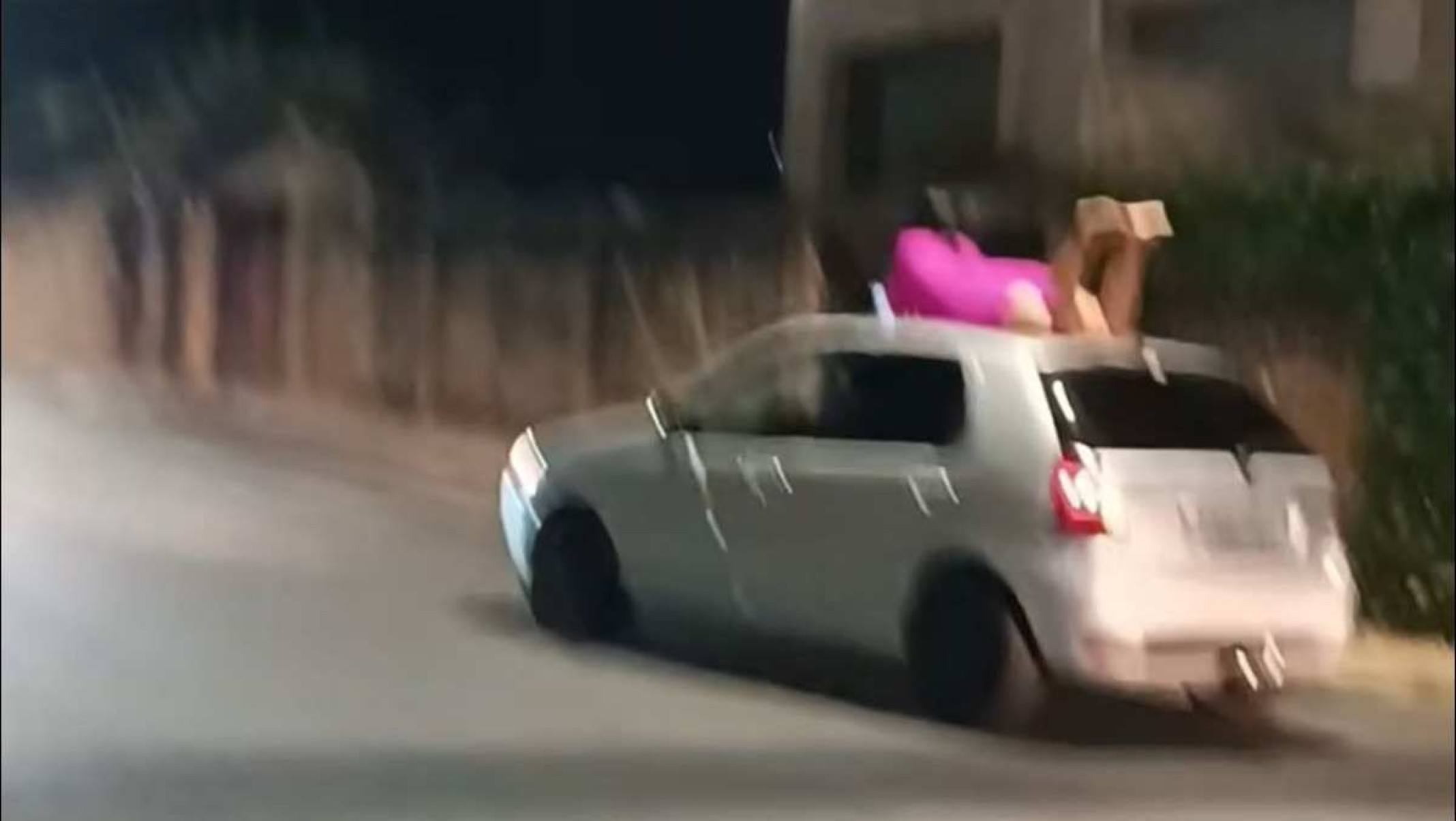 BH: mulher é flagrada 'andando' no teto do carro do pai; veja o vídeo