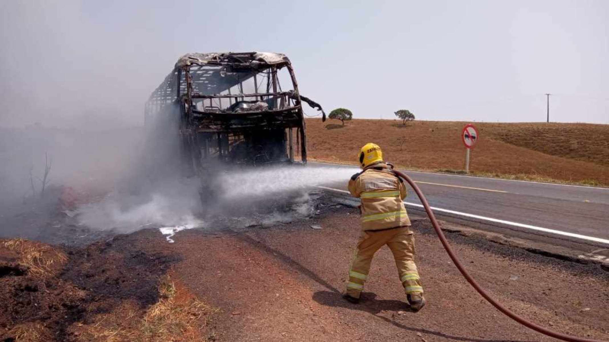 MG: Ônibus com destino a Pernambuco é destruído pelas chamas 