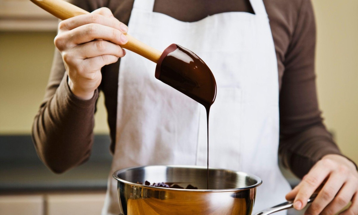 O chocolate pode conter muita gordura saturada e açúcar, mas os flavonoides do chocolate amargo podem realmente reduzir a inflamação da pele -  (crédito: Getty Images)