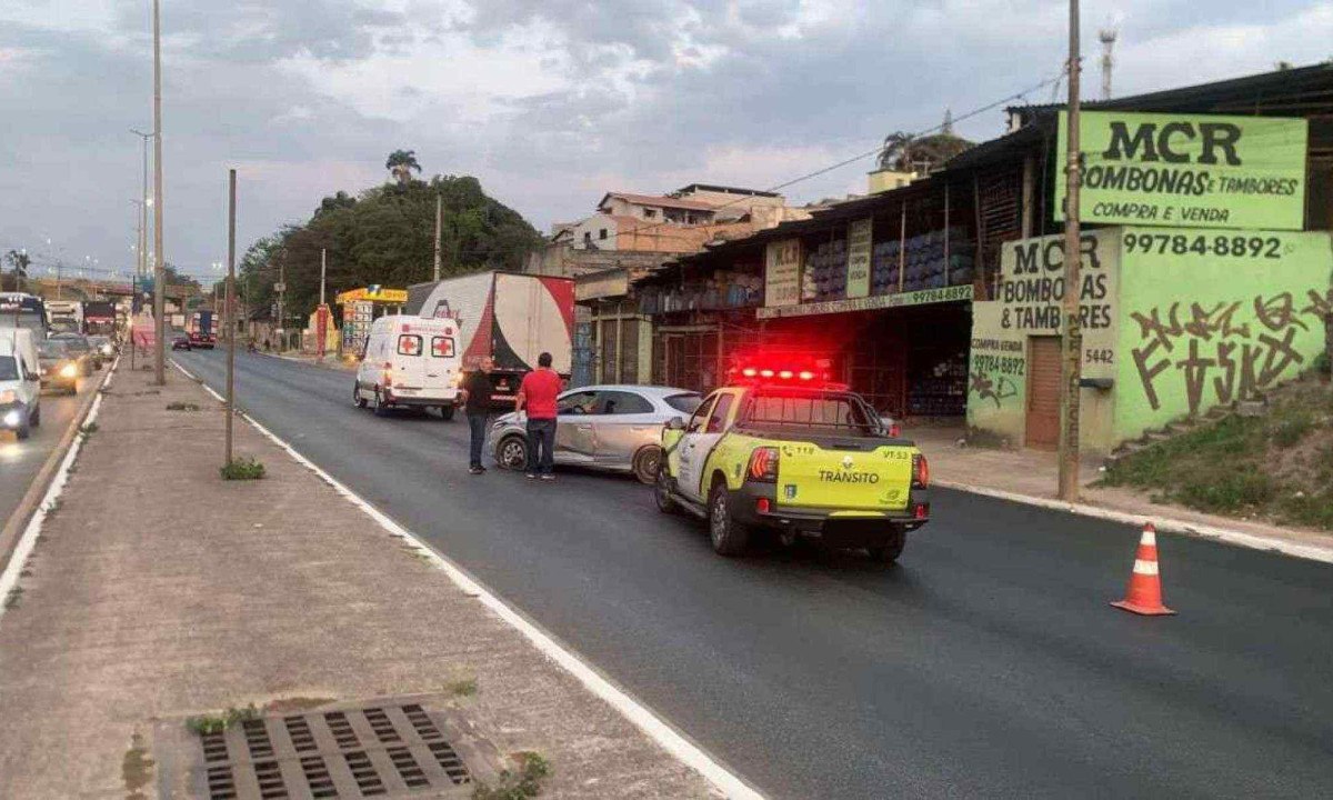 Acidente complica o trânsito na Via Expressa de Contagem Acidente complica o trânsito na Via Expressa de Contagem
