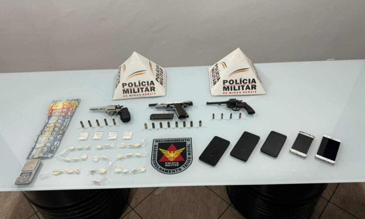 Com grupo, polícia apreendeu três armas de fogo, munições, celulares, cocaína, balança de precisão e quase R$ 200 em espécie -  (crédito: PMMG/Divulgação)