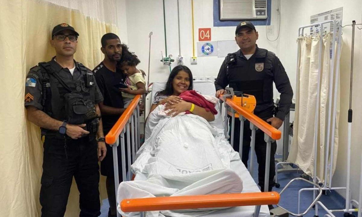 Policiais ao lado de mãe e bebê, já em hospital, depois de parto bem-sucedido em viatura da PM -  (crédito: Divulgação / PMERJ)