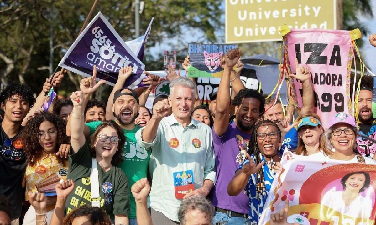 Rogério Correia (PT) distribuiu panfletos na UFMG nesta terça-feira (24/9) -  (crédito: Mariana Bastani/Divulgação)