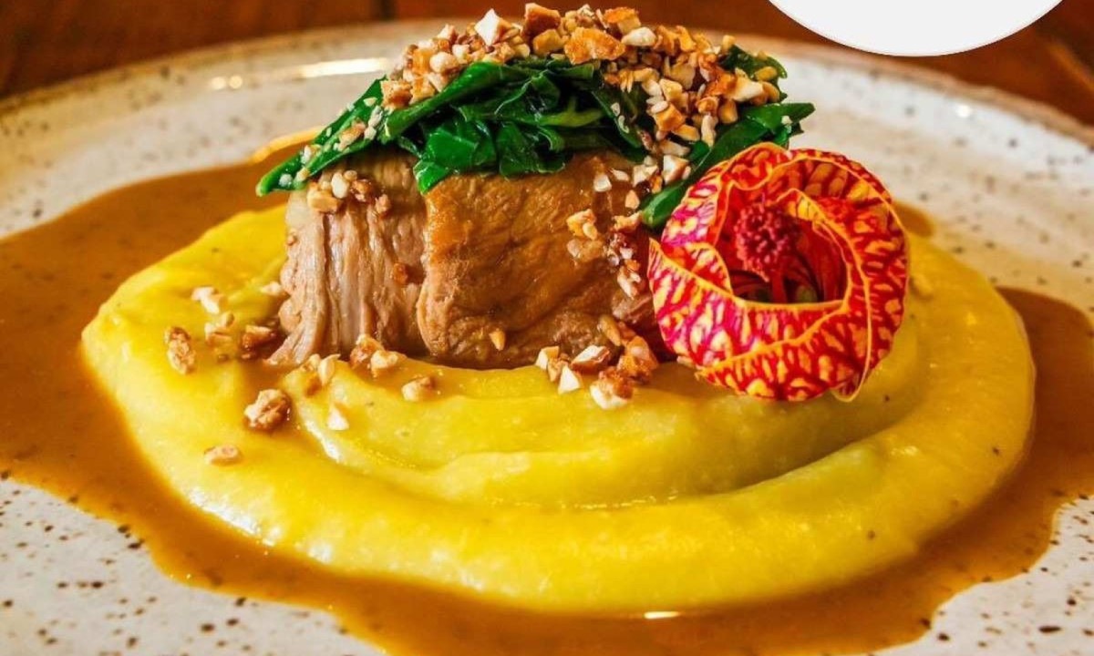 O Lombanana da SáChica combina o lombinho enrolado em bacon e alho poró, com purê de banana e o toque agridoce e crocante da castanha de caju -  (crédito: Instagram/Reprodução)