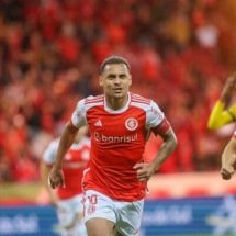 Alan Patrick tenta se desvencilhar da marcação no último jogo do Inter, a vitória de virado por 3 a 1 sobre o São Paulo, fora de casa -  (crédito: Foto: Ricardo Duarte / Internacional)