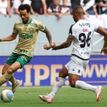  O jogador Felipe Anderson, da SE Palmeiras, disputa bola com o jogador do CR Vasco da Gama, durante partida v..lida pela vig..sima s..tima rodada, do Campeonato Brasileiro, S..rie A, na Arena BRB Man.. Garrincha. (Foto: Cesar Greco/Palmeiras/by Canon)
     -  (crédito:  CESAR GRECO)