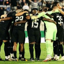 Técnico se machuca em invasão de torcedores ao vestiário após derrota em clássico da Sérvia -  (crédito: Foto: Reprodução)