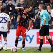  PRESTON, ENGLAND - SEPTEMBER 22: Owen Beck protests with referee Matt Donohue before being sent off about an alleged bite from Preston's Milutin Osmajic during the Sky Bet Championship match between Preston North End FC and Blackburn Rovers FC at Deepdale on September 22, 2024 in Preston, England. (Photo by Gary Oakley/Getty Images)
     -  (crédito:  Getty Images)