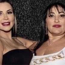 Mãe de Deolane deixa a prisão e faz piada em frente ao fórum