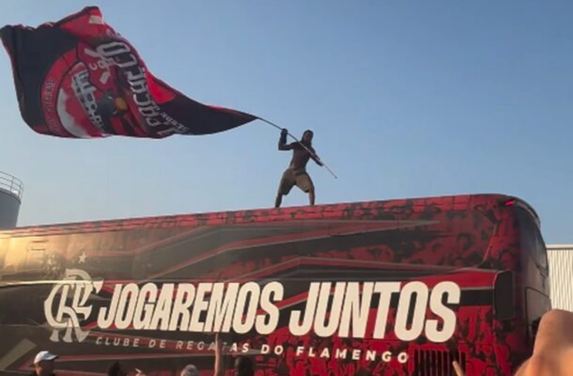 AeroFla: torcida do Flamengo apoia o time em busca da virada no Uruguai