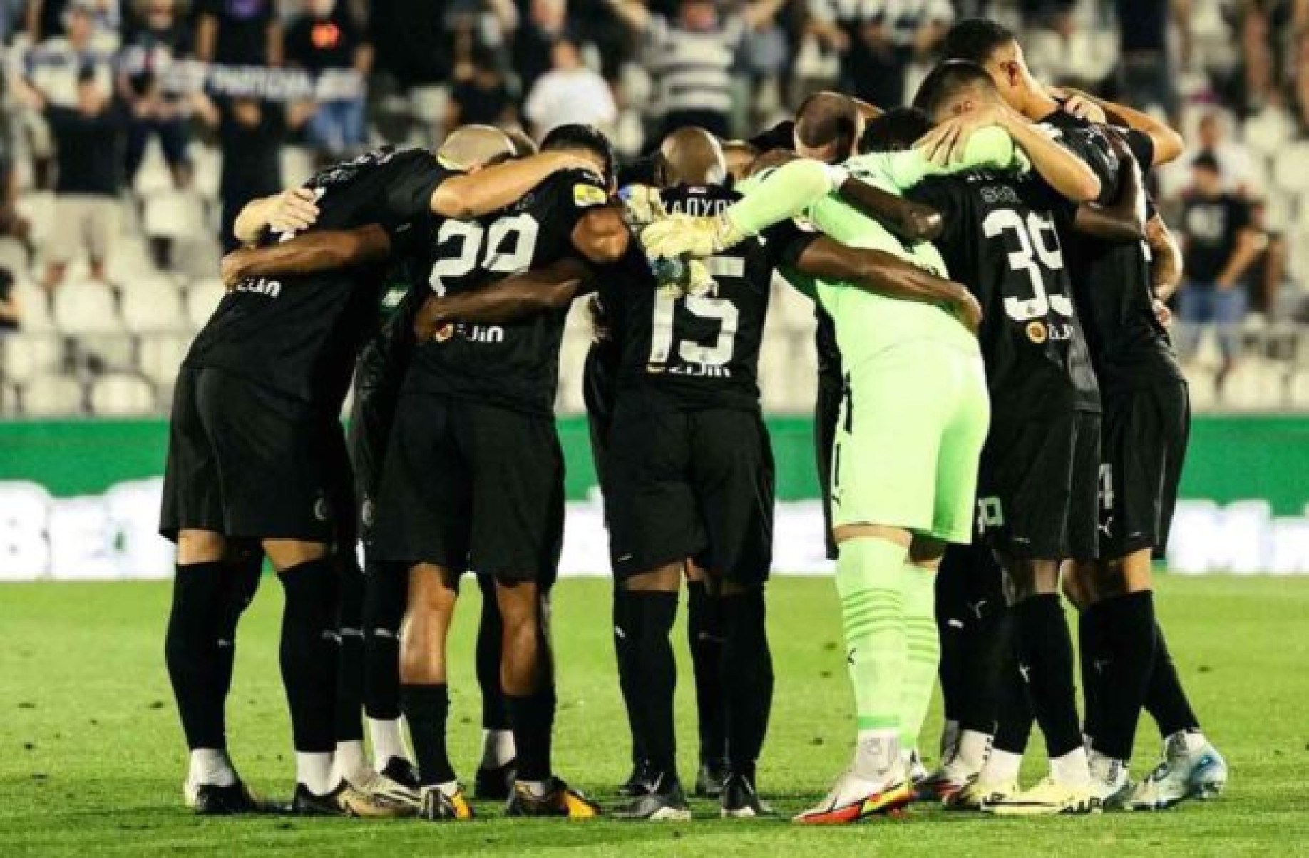 Técnico se fere em invasão de torcedores ao vestiário após goleada em clássico na Sérvia