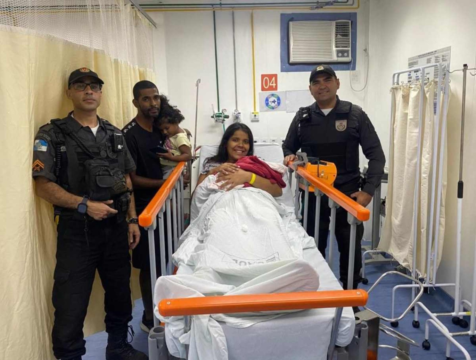 Policiais realizam parto de emergência dentro de viatura da PM