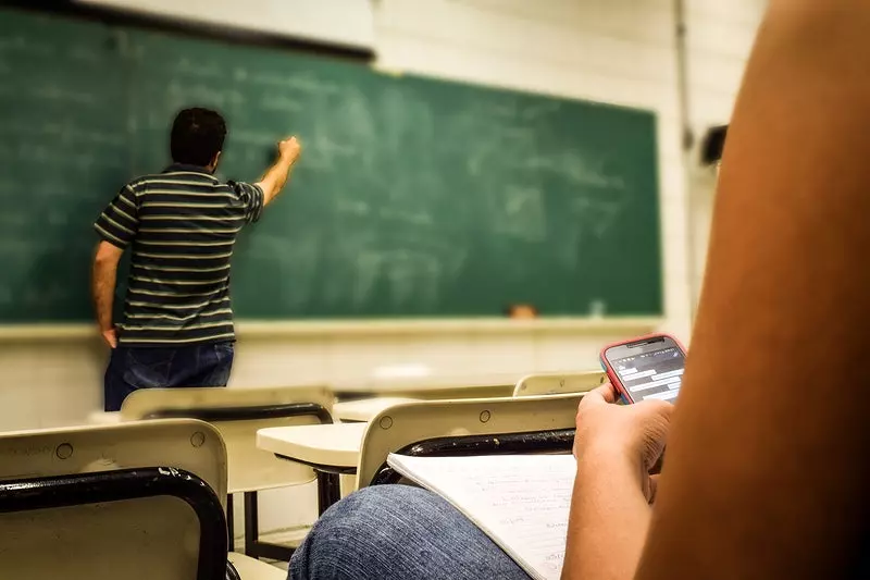 Saiba como funciona o banimento do celular nas escolas