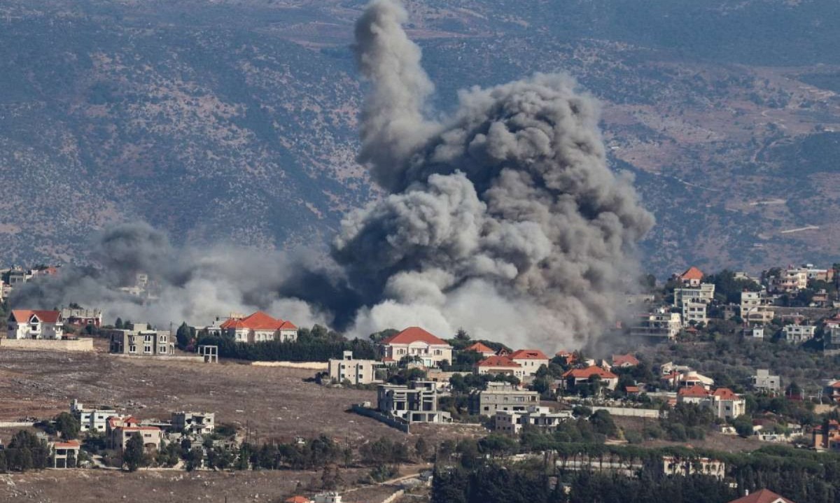 25/09/2024. Fumaça sobe do local de um ataque aéreo israelense que teve como alvo a aldeia de Khiam, no sul do Líbano, em 25 de setembro de 2024. O Líbano disse que 23 pessoas foram mortas e dezenas ficaram feridas em ataques israelenses em todo o Líbano no dia 25 de setembro, o terceiro dia de grandes ataques israelenses no país, quando os combates com o Hezbollah se intensificaram. -  (crédito: Rabih Daher/AFP)