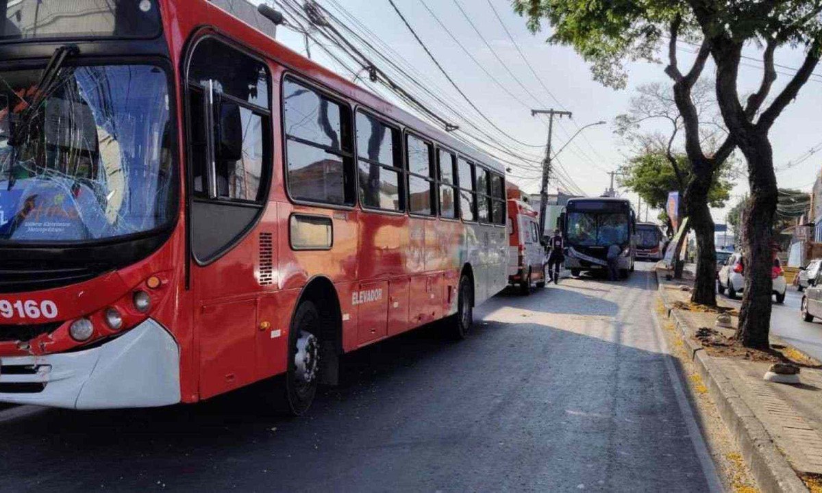 Acidente entre três ônibus do transporte público deixou ao menos oito feridos -  (crédito: BHTrans/Divulgação)