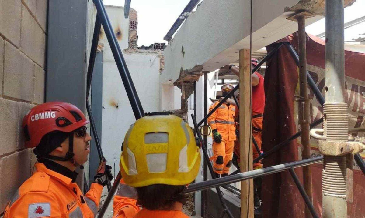 Bombeiros estiveram na obra onde um trabalhador morreu nessa terça (24) -  (crédito: CBMMG)