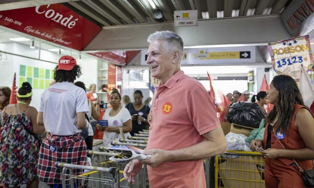 Rogério Correia fez panfletagem na Feira dos Produtores nesta quarta-feira (25/9) -  (crédito: Mariana Bastani/Divulgação)