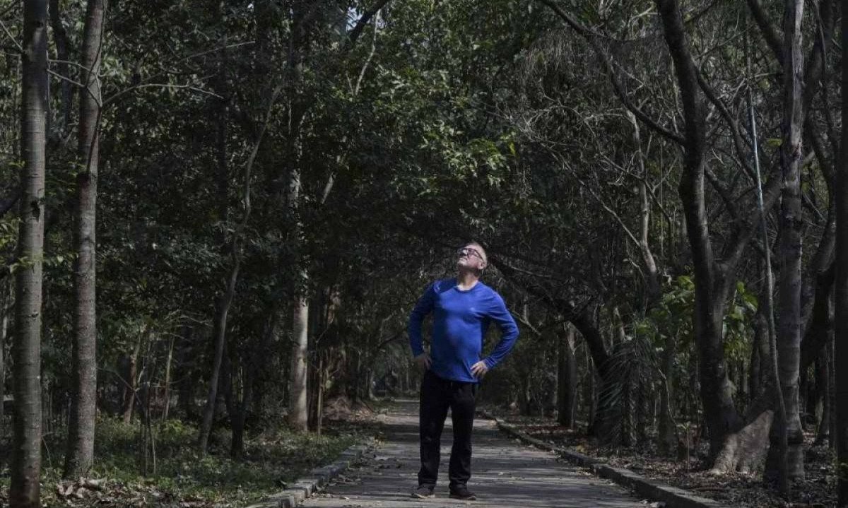  Helio da Silva, criador do Parque Linear de Tiquatira plantou mais de 40 mil árvores no terreno de 3,2 quilômetros de extensão e cerca de 100 metros de largura em meio ao concreto de São Paulo -  (crédito: Nelson ALMEIDA / AFP)