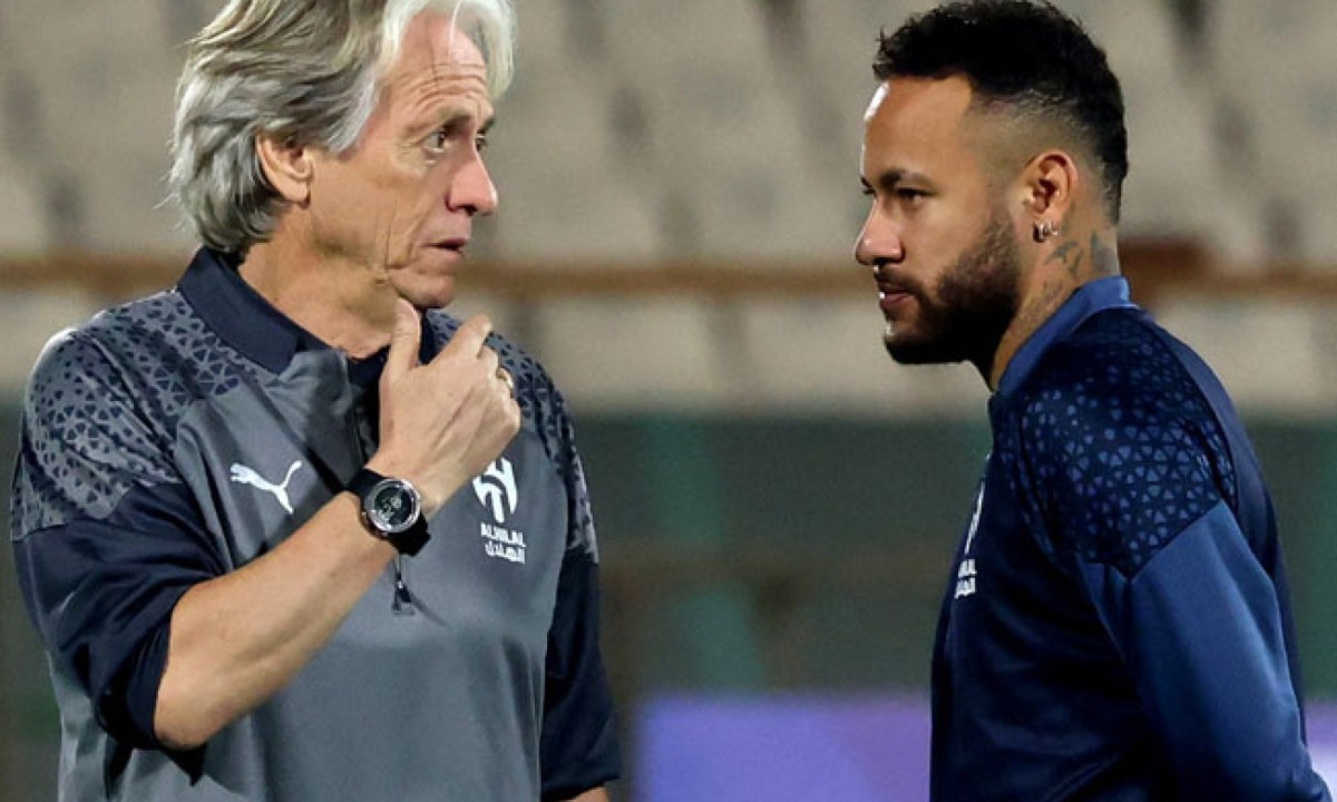  Hilal's Brazilian forward Neymar speaks with his Portuguese coach Jorge Jesus during a training session at the Azadi Stadium in Tehran on October 2, 2023, on the eve of the AFC Champions League Group D football match between Iran...s Nassaji Mazandaran and Saudi Arabia...s Al-Hilal. (Photo by ATTA KENARE / AFP)
     -  (crédito:  AFP)