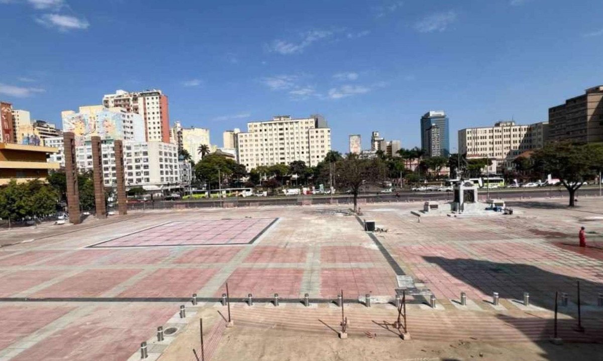 Obras na Praça da Estação estão na reta final. Espaço será reaberto na quinta-feira (26/9) -  (crédito: Edésio Ferreira/EM/D.A Press)