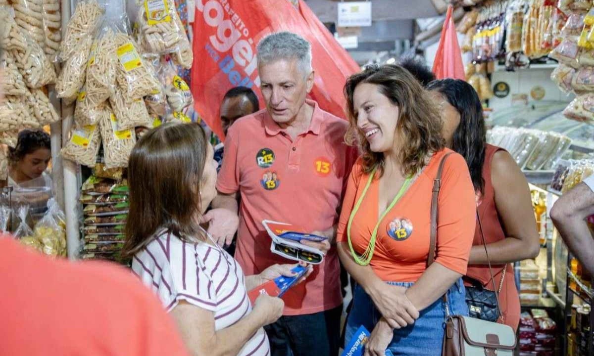 Rogério Coreia (PT) e a vice Bella Gonçalves (PSOL) visitaram a Feira dos Produtores, no Bairro Cidade Nova, na Região Nordeste de Belo Horizonte -  (crédito: Mariana Bastani/Divulgação)