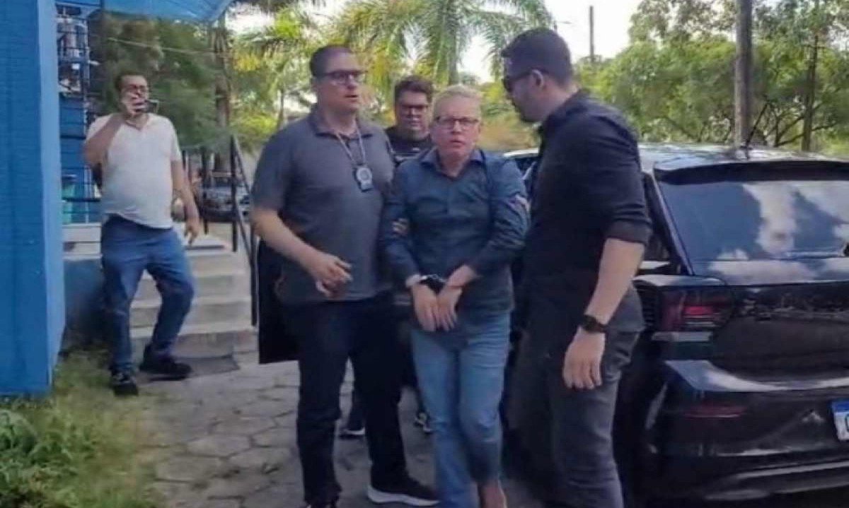 Ricardo Vicente, suspeito de mandar matar norte-americano em Vila Isabel chega algemado a delegacia -  (crédito: Reprodução/redes sociais)