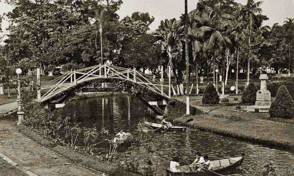 Ponte de madeira sobre o lago é uma das atrações da área verde desde os primeiros anos