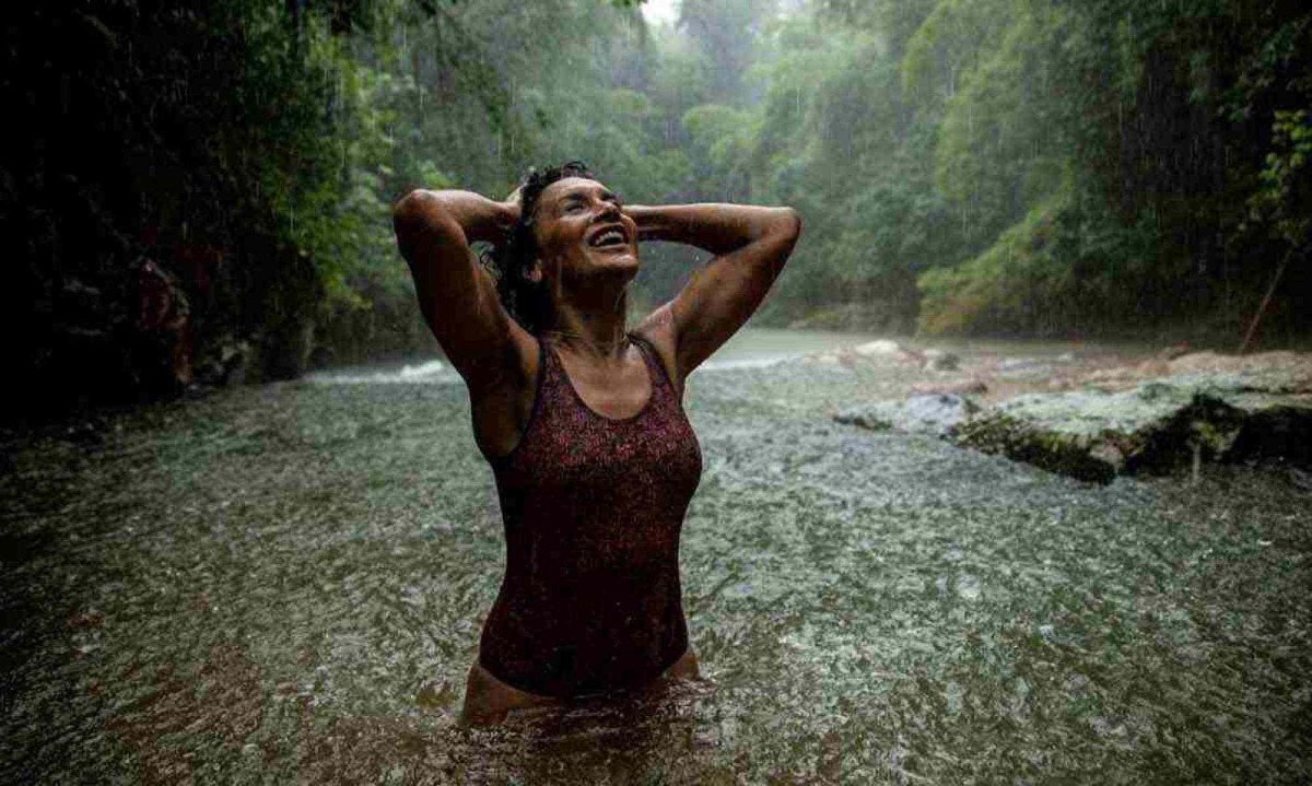 Rodado em dezembro de 2020, o filme tem Dira Paes no papel da ornitóloga Irene, que passa uma temporada em Arraial do Sana (rj) -  (crédito: Peter Wery/Divulgação)