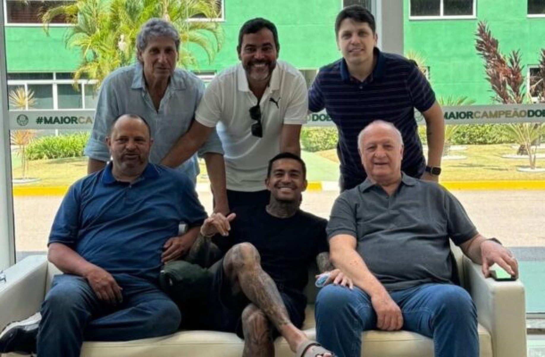 Felipão visita o Palmeiras e recebe carinho de Dudu: ‘Aí a resenha é garantida’