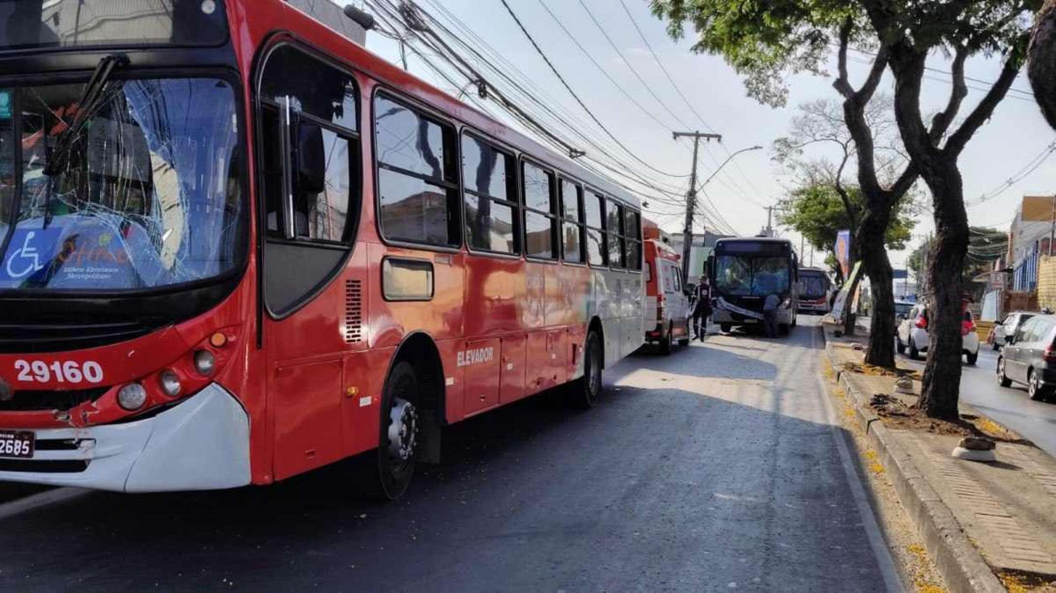 BH: acidente entre três ônibus deixa feridos em Venda Nova