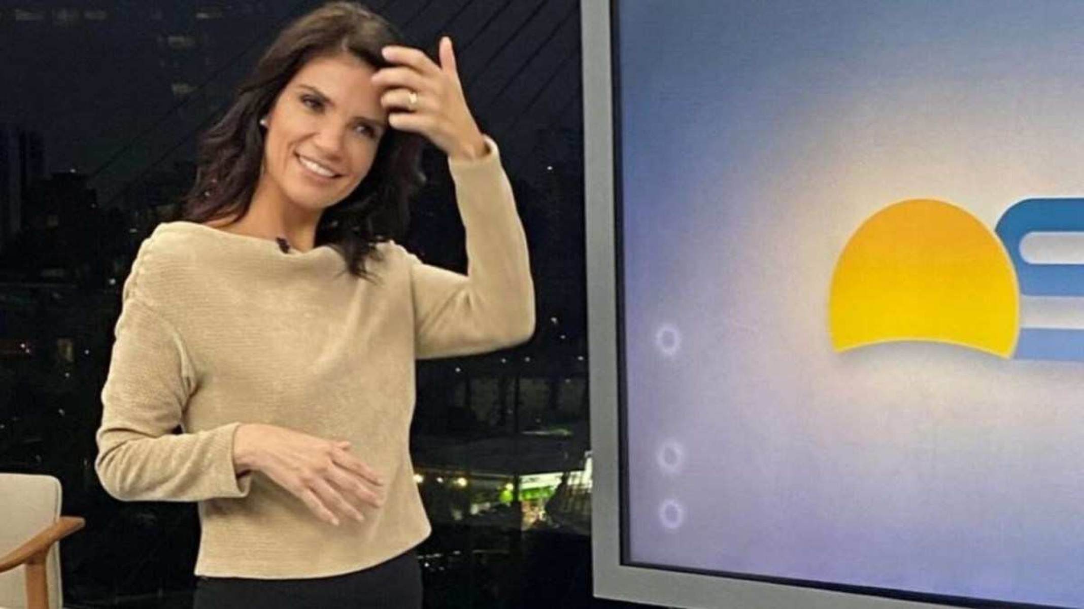 Apresentadora da Globo fica envergonhada com cantada ao vivo