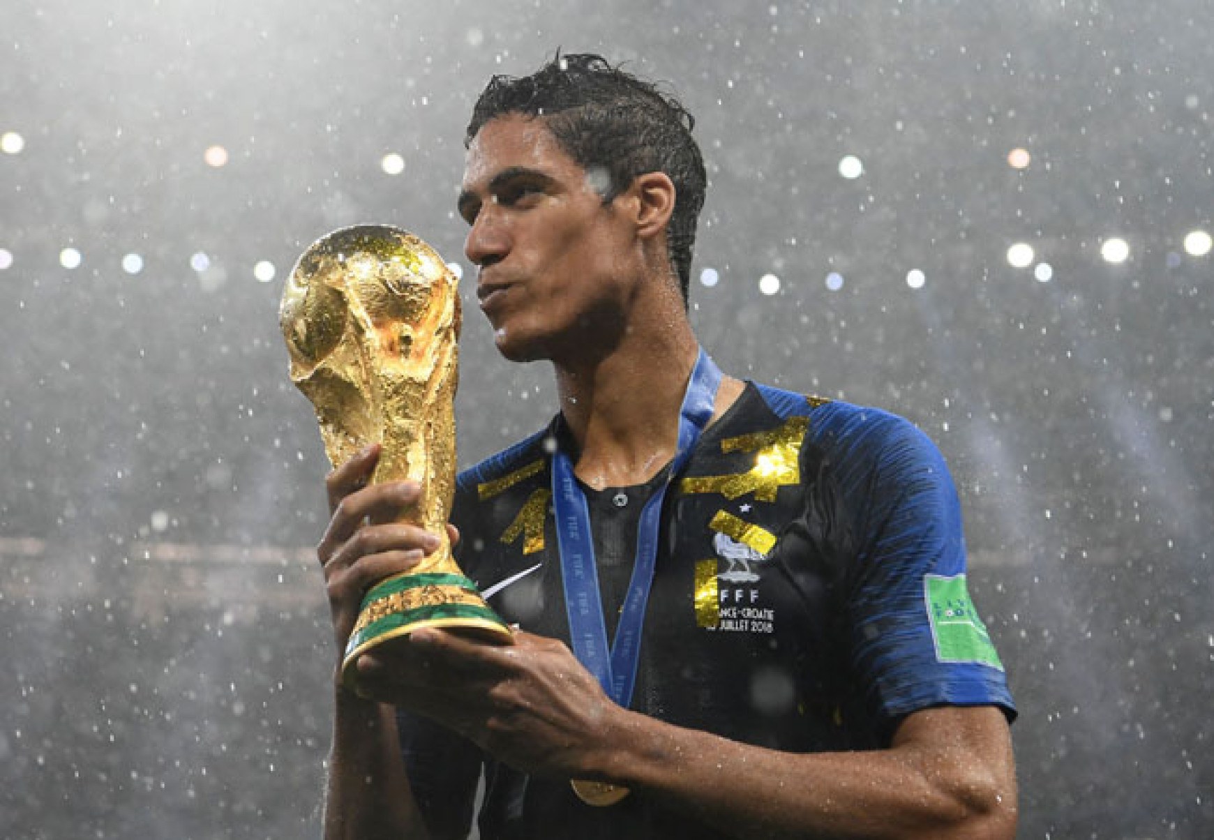  (FILES) In this file photo taken on July 15, 2018 France's defender Raphael Varane holds the World Cup trophy after winning the Russia 2018 World Cup final football match between France and Croatia at the Luzhniki Stadium in Moscow. Varane announced on February on 2, 2023 that he puts an end to his international career at the age of 29. - RESTRICTED TO EDITORIAL USE - NO MOBILE PUSH ALERTS/DOWNLOADS.. (Photo by FRANCK FIFE / AFP) / RESTRICTED TO EDITORIAL USE - NO MOBILE PUSH ALERTS/DOWNLOADS..
     -  (crédito:  AFP)