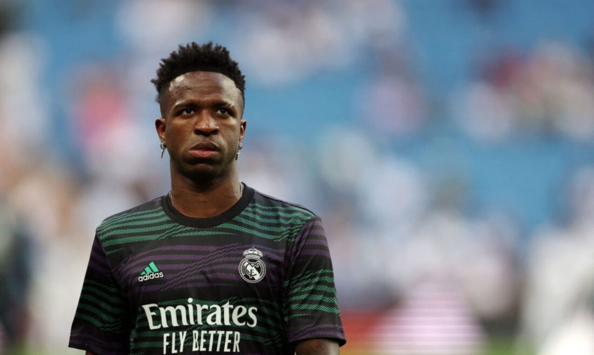  (FILES) Real Madrid's Brazilian forward Vinicius Junior warms up prior to the Spanish league football match between Real Madrid CF and Athletic Club Bilbao at the Santiago Bernabeu stadium in Madrid on June 4, 2023. Rio de Janeiro's legislative assembly on June 6, 2023, approved a bill that provides for the interruption or suspension of football matches in cases of racism, in the first concrete action in Brazil following the wave of outrage over racist behaviour towards Brazilian Vinicius Jr. in Spain. (Photo by Pierre-Philippe MARCOU / AFP)

       -  (crédito:  AFP)